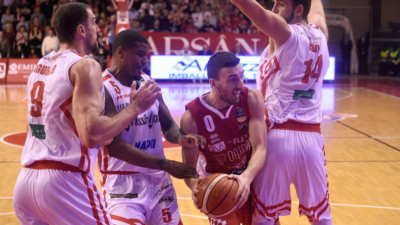 Bolpin fra un nugolo di avversari del Grissin Bon Reggio Emilia