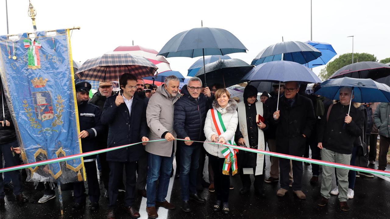L'inaugurazione della bretella (foto agenzia Sestini)