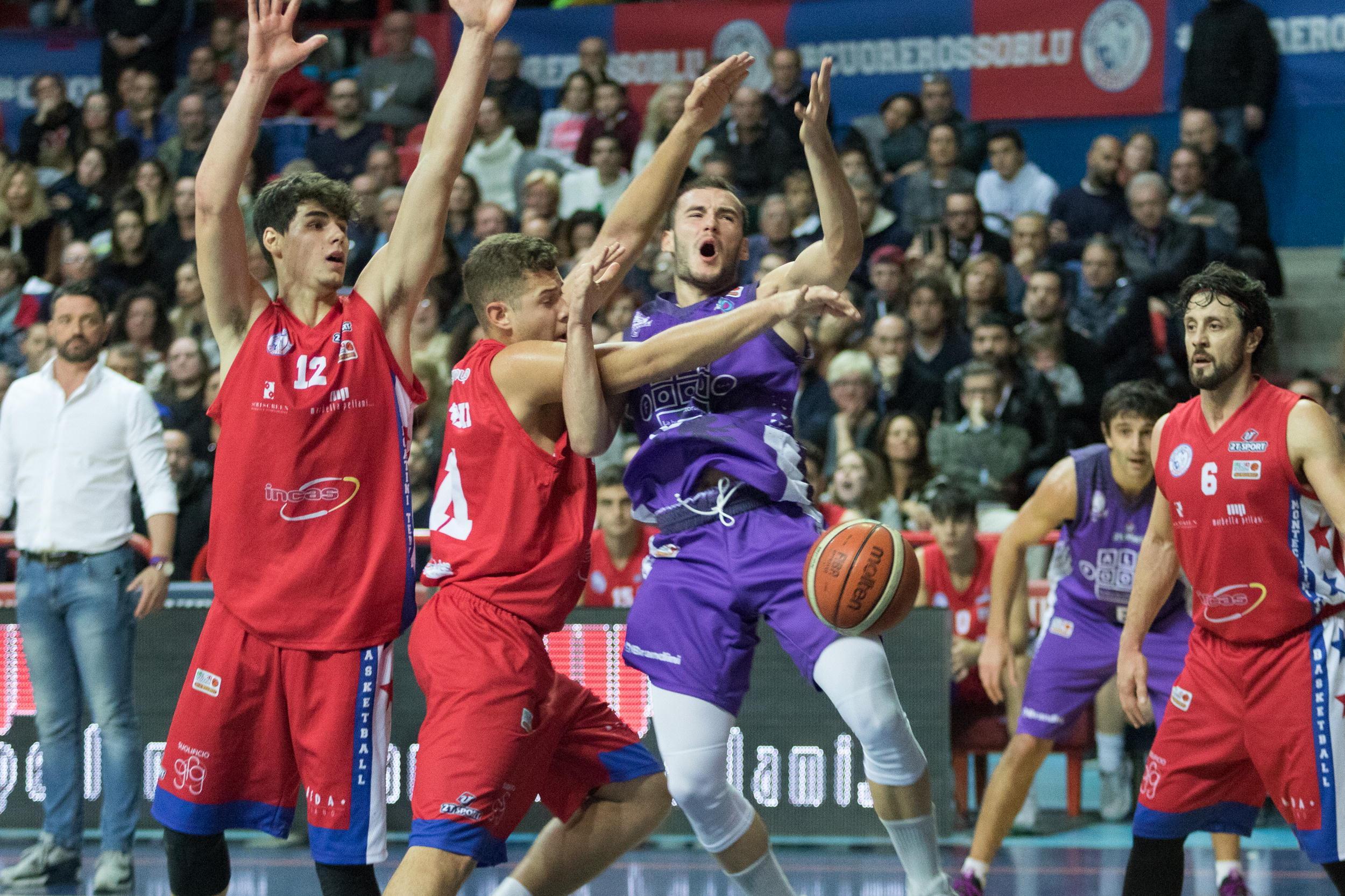 Un'azione del Montecatini Basket