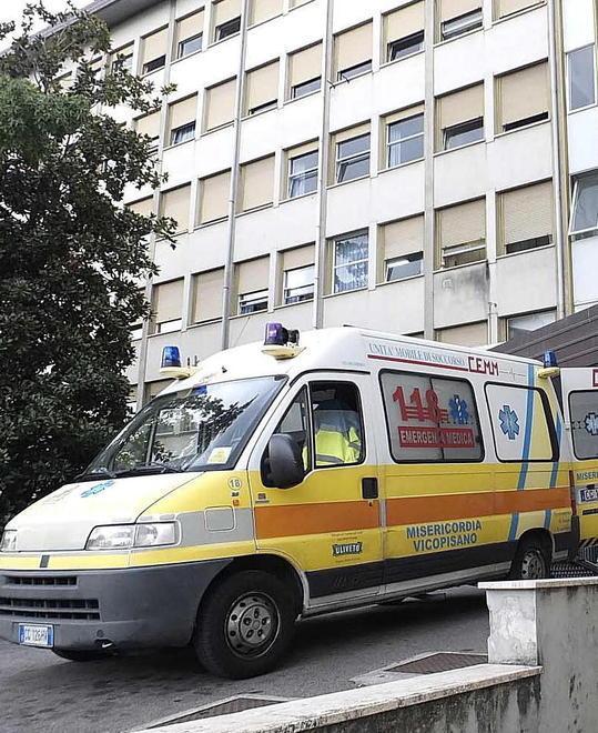 Schiacciata dall’auto davanti al marito