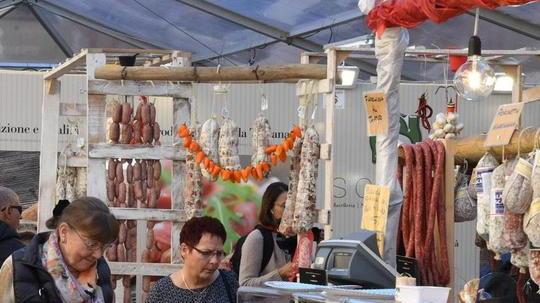 Gli espositori e gli stand sono in ogni angolo