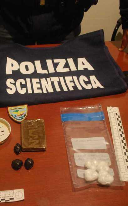 Spacciatore fugge all’alt della polizia bloccato e arrestato dopo l’inseguimento