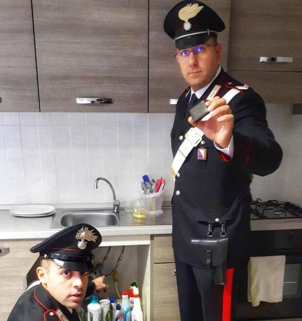 Era ai domiciliari ma teneva la droga nascosta in cucina 