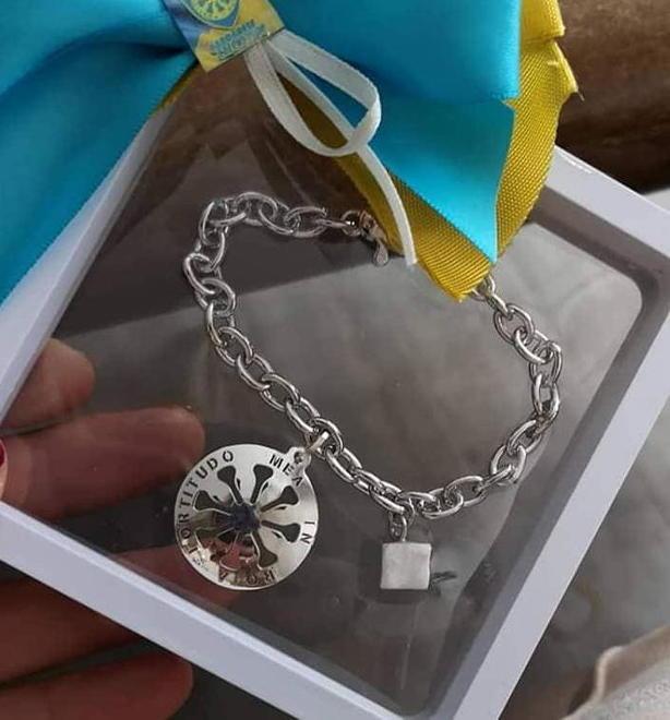 I gioielli Carrarese style delle donne gialloazzurre 