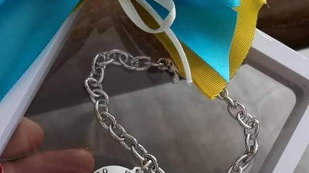 I gioielli Carrarese style delle donne gialloazzurre