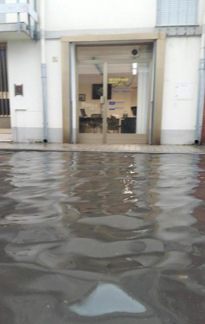 Esondano i canali minori della Versilia 