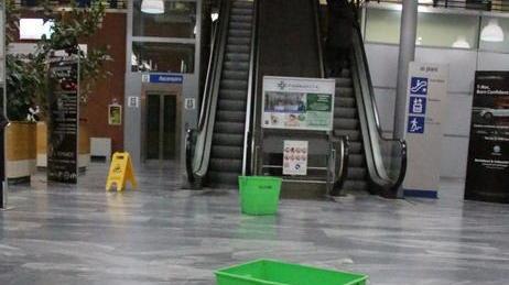 Piove (di nuovo) dentro l’ospedale Versilia