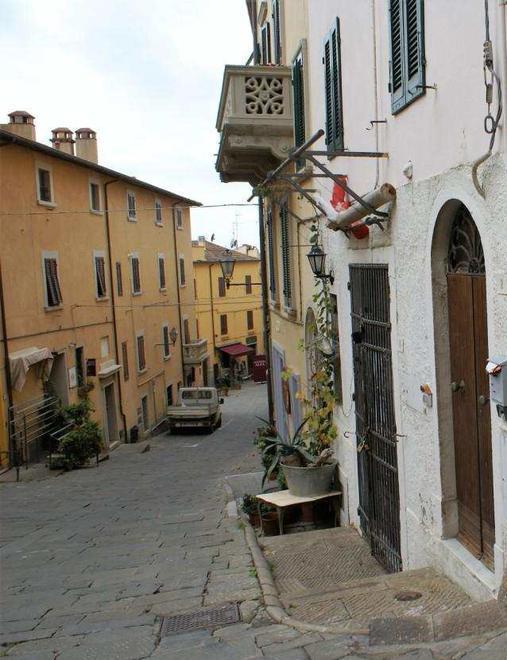 Insegne e fioriere operazione decoro nel centro storico 