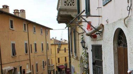 Insegne e fioriere operazione decoro nel centro storico