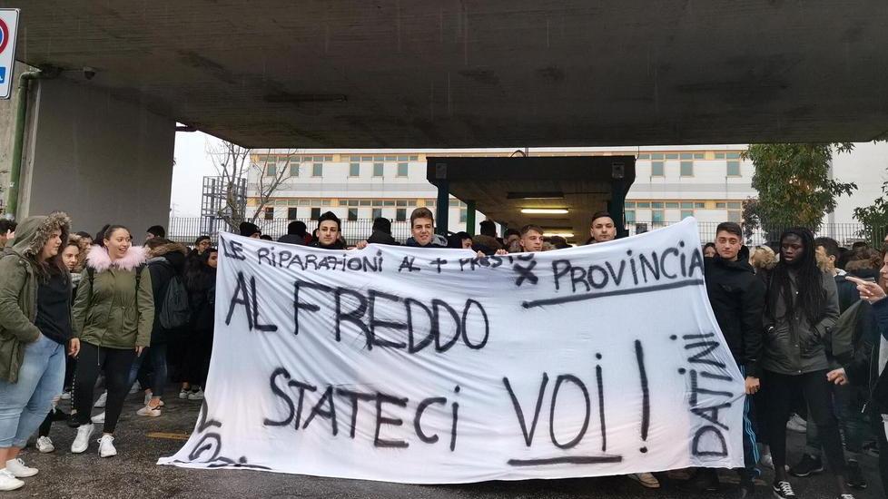 Venti aule al freddo protestano gli studenti Il preside: lavori presto