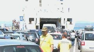 Turisti in banchina in attesa di imbarco