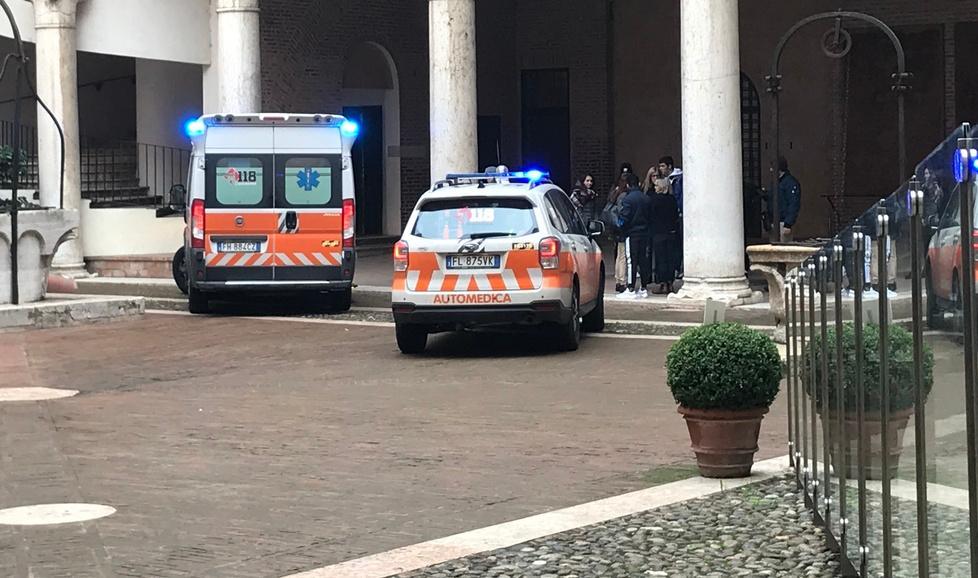 Si sente male in Castello soccorsa studentessa