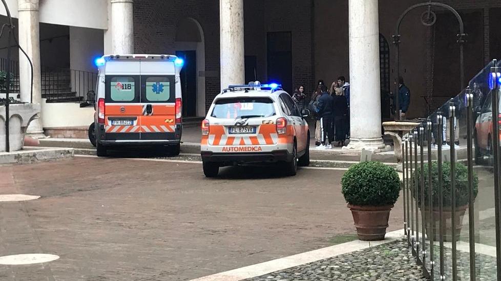 Si sente male in Castello soccorsa studentessa