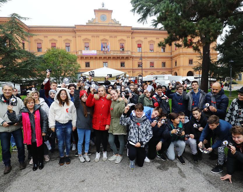 Nemmeno con un fiore Il flash mob al mercato