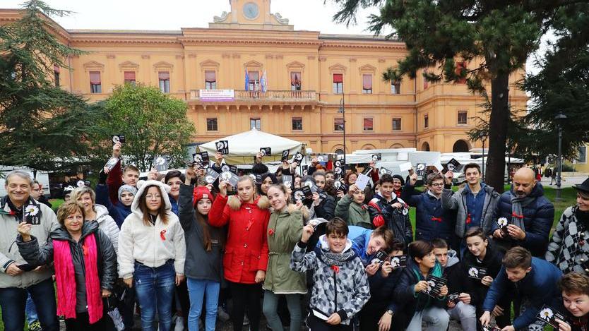 Nemmeno con un fiore Il flash mob al mercato