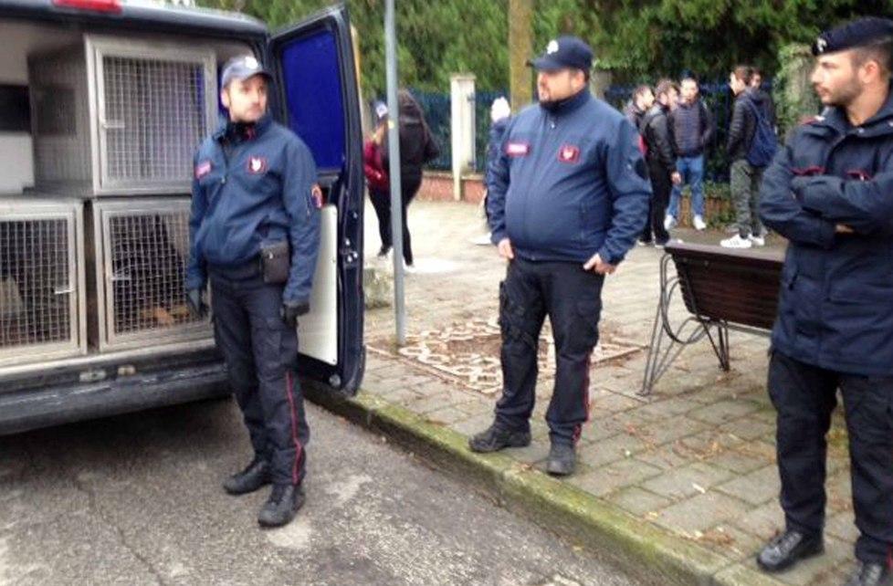 Controlli coi cani antidroga