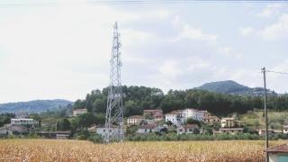 Uno dei tralicci già impiantati nella zona di Mutigliano