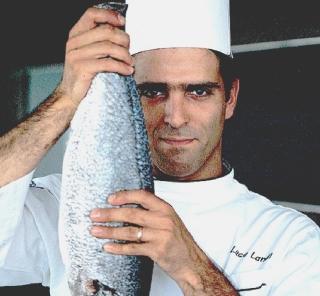 A sinistra la cucina del Lunasia a destra lo chef Luca Landi