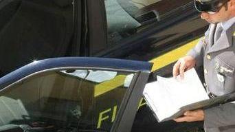 Sequestrati 8mila articoli e maxi multa a un 32enne