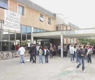 Un’assemblea in alto e sotto gli striscioni realizzati dagli studenti al liceo Pontormo di Empoli