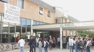 Un’assemblea in alto e sotto gli striscioni realizzati dagli studenti al liceo Pontormo di Empoli