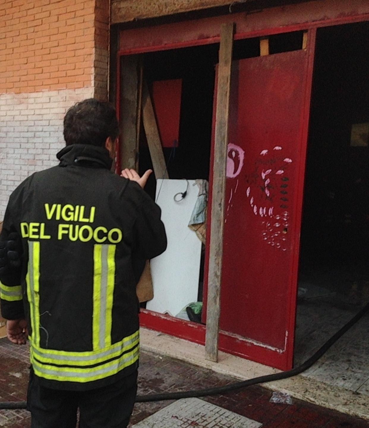 Ex trattoria in fiamme nel cuore del centro 