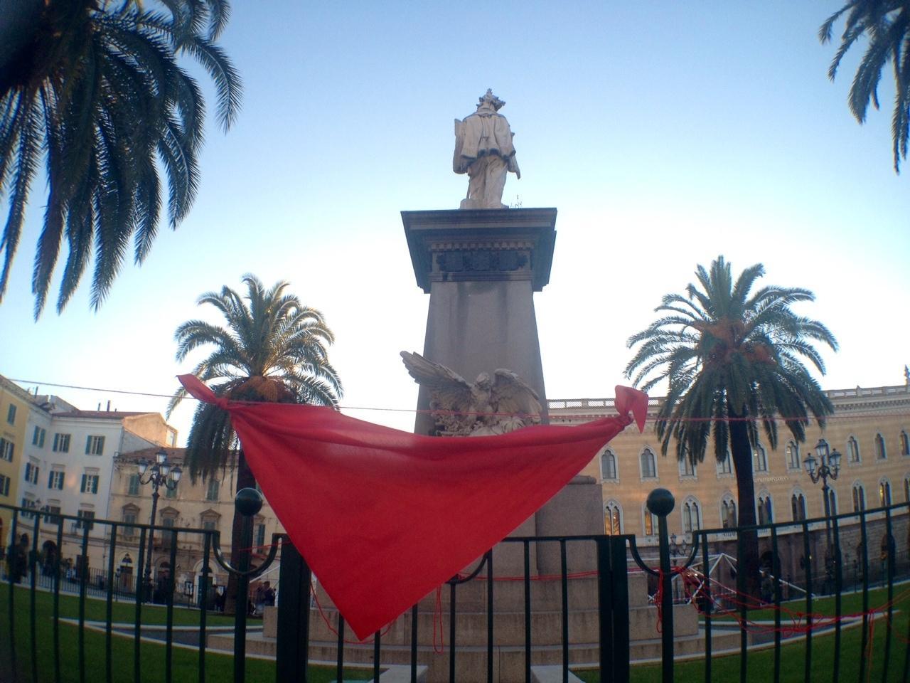 Drappo rosso contro la violenza sulle donne, immagine simbolo (foto di Ivan Nuvoli)