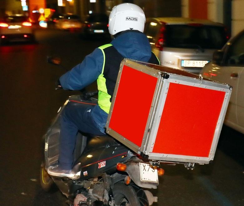 A tutta velocità in scooter per 600 euro al mese 