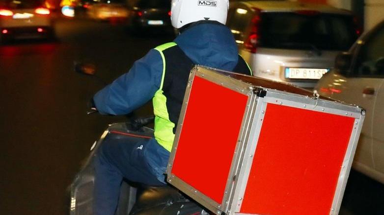 A tutta velocità in scooter per 600 euro al mese
