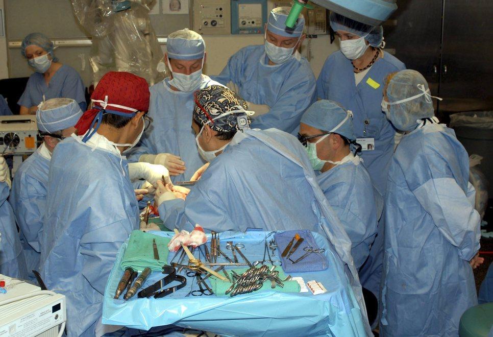 Reggio Emilia, entra in ospedale per dolori al petto e muore il giorno dopo sotto i ferri 
