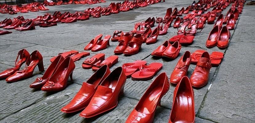 Armato di coltello minaccia di morte la ex compagna ed i figli piccolissimi 