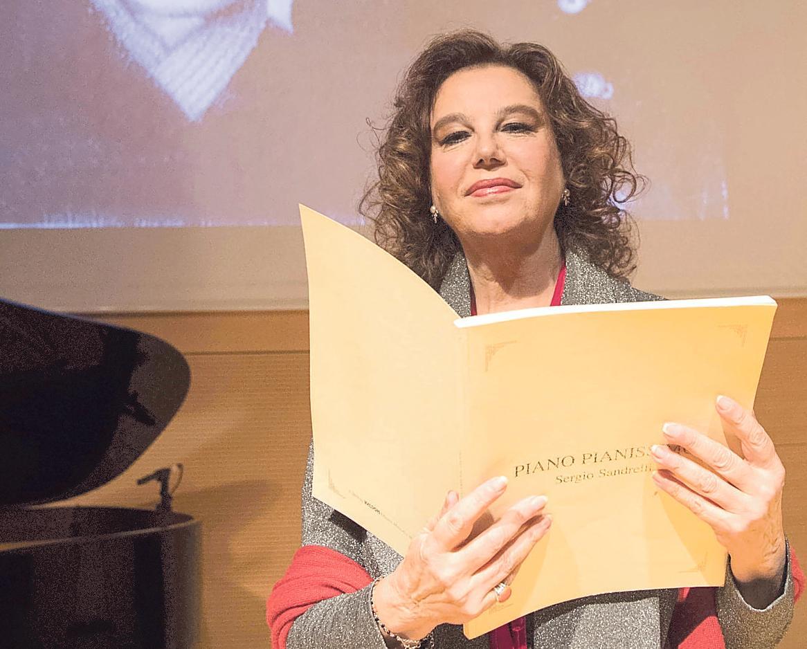 Stefania Sandrelli con il libro che raccoglie le composizioni del fratello Sergio