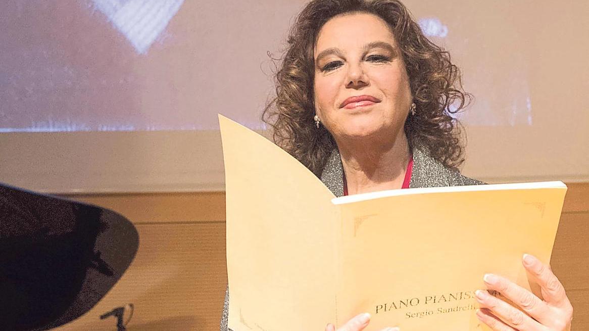 Stefania Sandrelli con il libro che raccoglie le composizioni del fratello Sergio