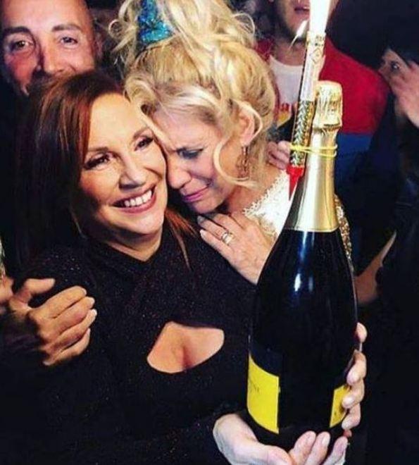 A sinistra Patrizia Rossetti (foto da Facebook) con l’altra Signora della tv Maria Teresa Ruta dopo la vincita