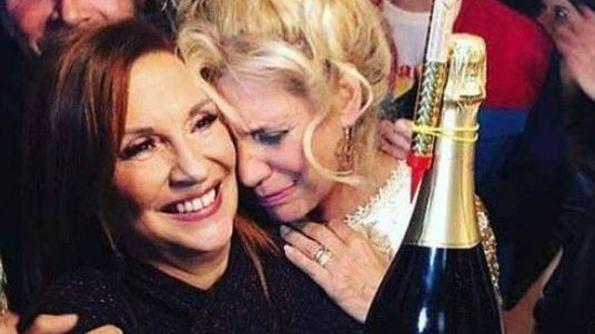 A sinistra Patrizia Rossetti (foto da Facebook) con l’altra Signora della tv Maria Teresa Ruta dopo la vincita