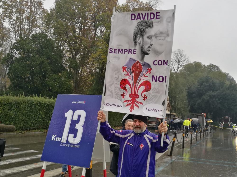 Al 13° chilometro della Marathon un cartello ricorda la maglia di Davide Astori