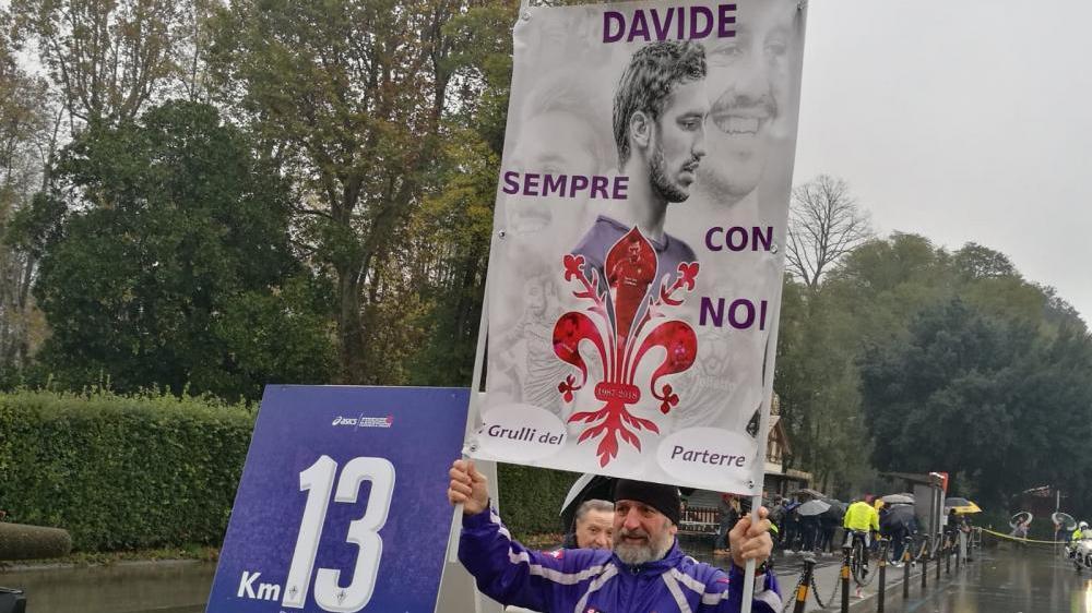 Al 13° chilometro della Marathon un cartello ricorda la maglia di Davide Astori