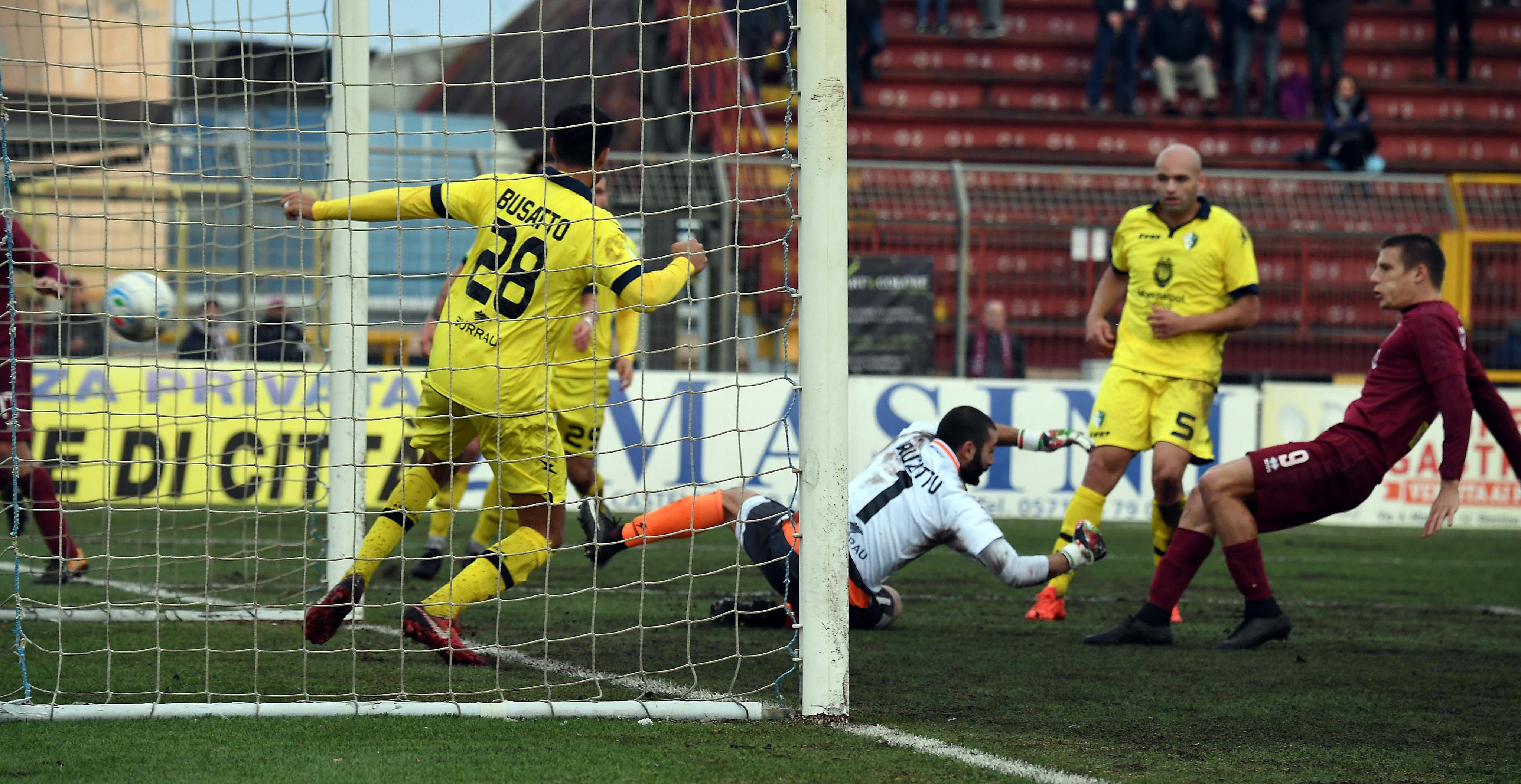 Il gol di Lorenzo Pinzauti per il 2-0 del Pontedera sull'Arzachena (Foto Franco Silvi)
