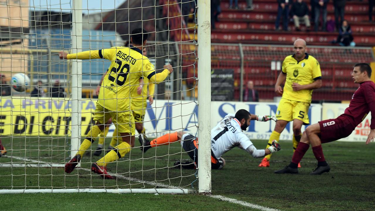 Il gol di Lorenzo Pinzauti per il 2-0 del Pontedera sull'Arzachena (Foto Franco Silvi)