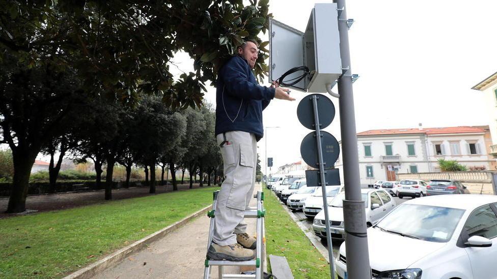 Un impianto di videosorveglianza in fase di montaggio al parco della Rimembranza di Empoli