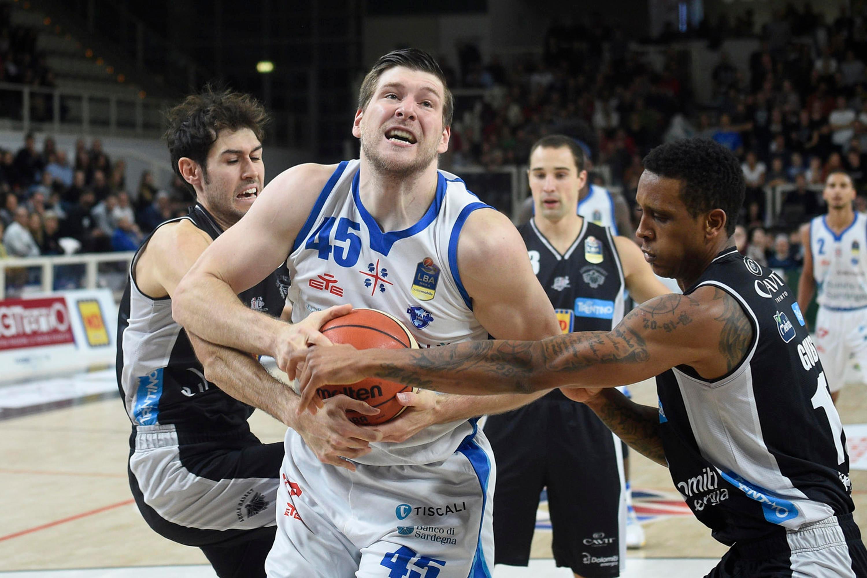 Cooley sotto canestro
