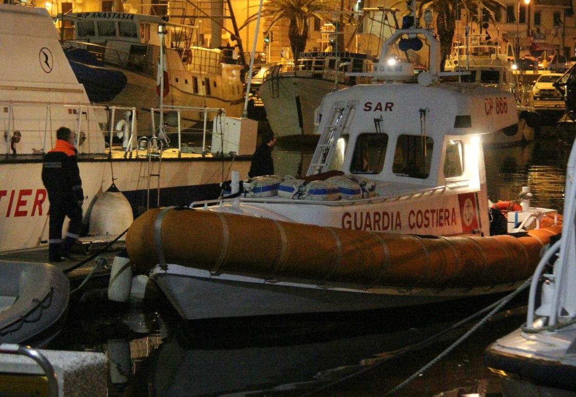 La Guardia Costiera ha allertato i sommozzatori dei vigili del fuoco