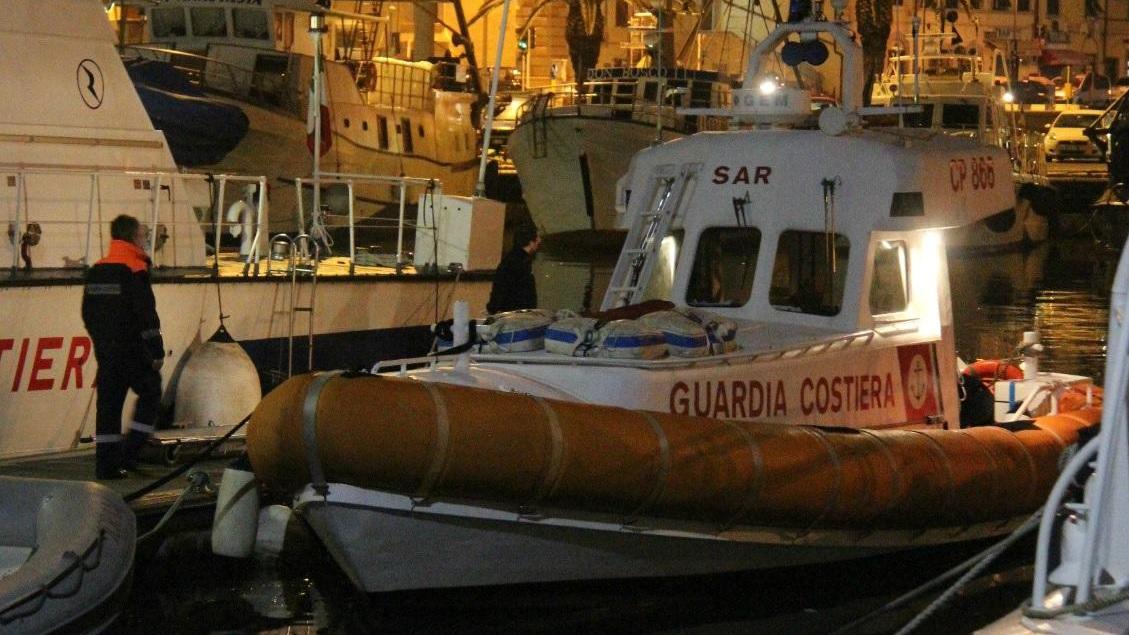 La Guardia Costiera ha allertato i sommozzatori dei vigili del fuoco