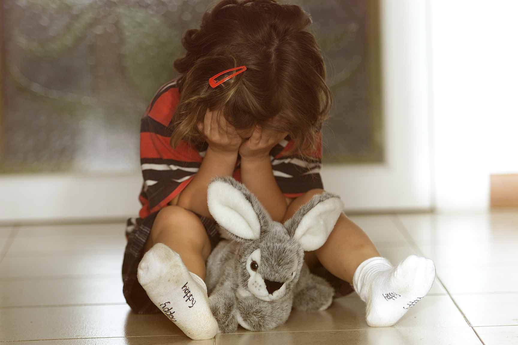 Una bambina in lacrime (foto d'archivio)