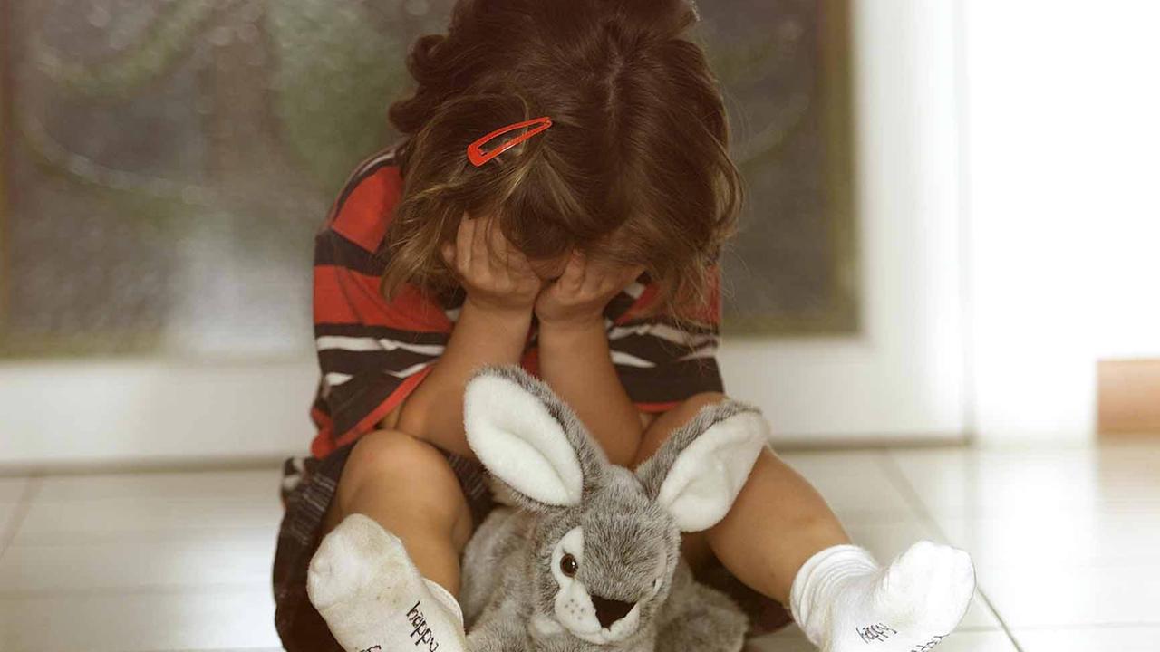 Una bambina in lacrime (foto d'archivio)