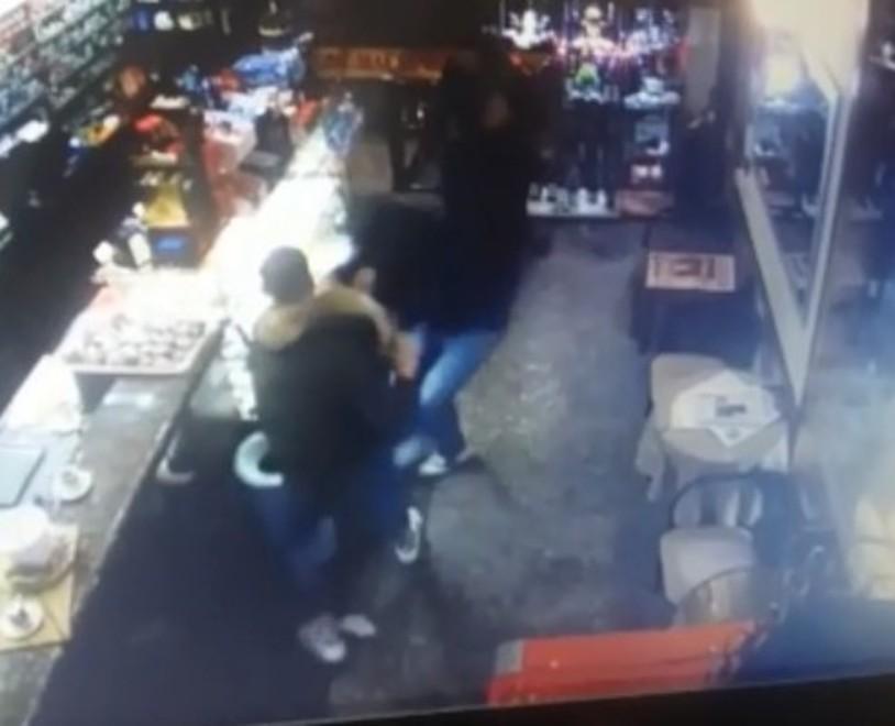 Barista eroe mette in fuga i due ladri: rissa da far west nel bar Biberon 