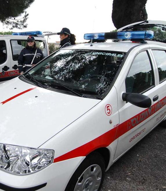 Bus bloccato in curva fa chiudere la Foce da Carrara verso Massa