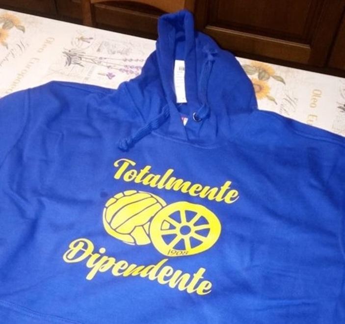 “Totalmente dipendente” la felpa azzurra è già una moda 