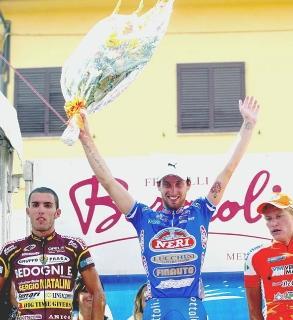 Leonardo Pinizzotto sul podio di una delle sue vittorie nel 2009