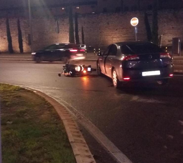 Grave ragazza di 21 anni travolta con lo scooter da un’auto in pieno centro 